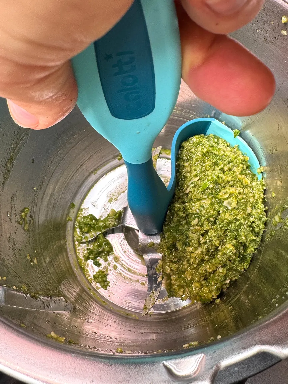 Calotti® Drehkellenspatel SILIKON+ zwischen den Messern im Thermomix® TM7 Mixtopf, die Kelle voll Pesto